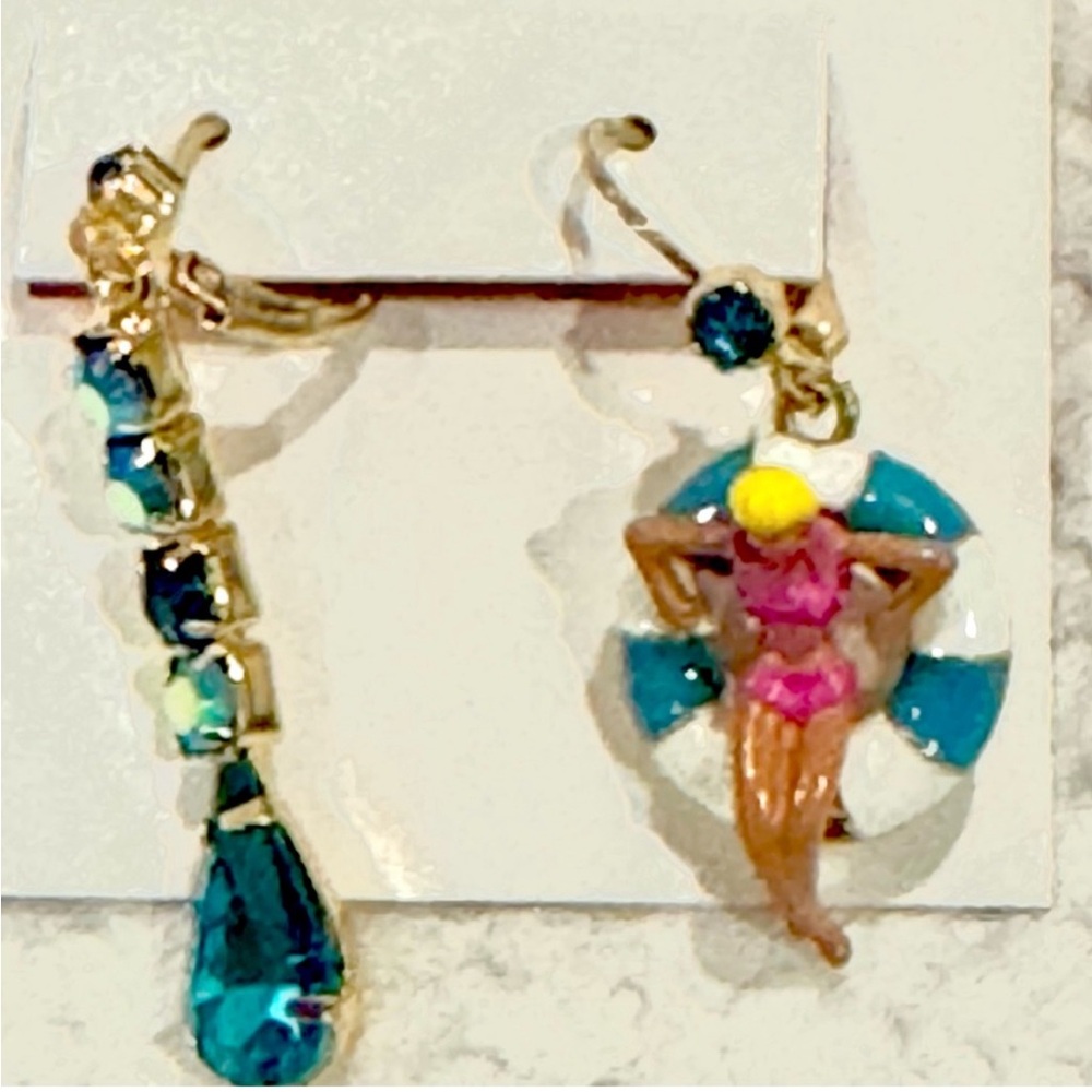 NWT ⚜️🌊⚜️BETSEY JOHNSON Faux Stone Mismatched Pool Party Dangle Earrings - Picture 2 of 3